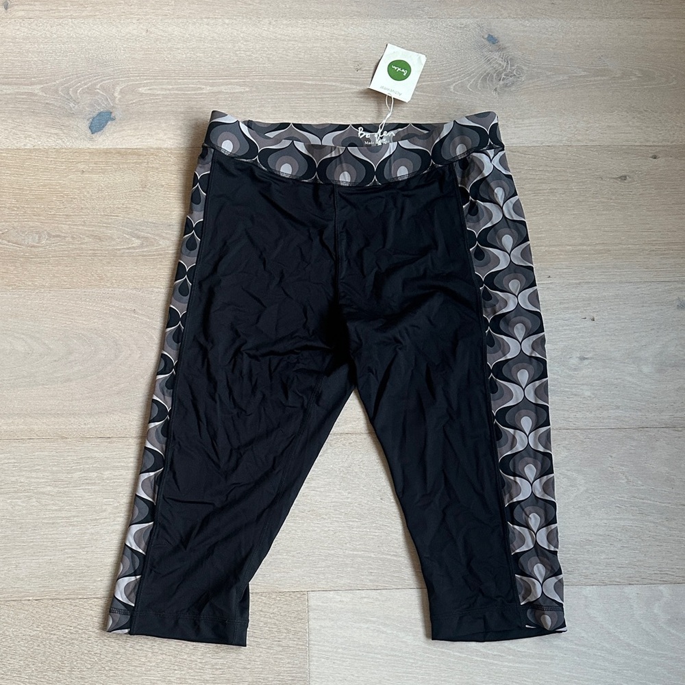 New Boden Black Leggings capris with Gray Patterned Sides Sz 12
